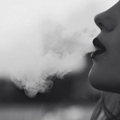 吸烟女生头像   情绪操控生活