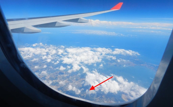 为什么飞机窗户玻璃上有个洞_飞机上的窗户为什么有一个小孔？