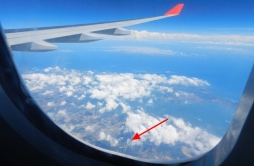 为什么飞机窗户玻璃上有个洞_飞机上的窗户为什么有一个小孔？