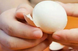 为什么将煮熟的鸡蛋放在冷水里浸一会儿就容易剥皮？