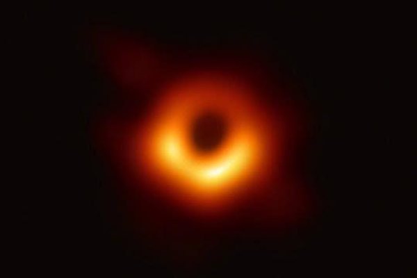 人类首张黑洞照片怎么拍的？为什么这张模糊的黑洞照片要“冲洗”两年？