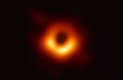 人类首张黑洞照片怎么拍的？为什么这张模糊的黑洞照片要“冲洗”两年？