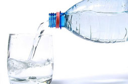 为什么瓶子里的水不能一下倒出来