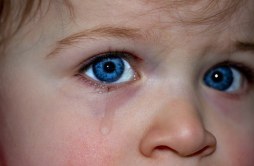人的眼泪为什么是咸的_眼泪中的咸味是哪里来的？