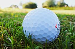 为什么高尔夫球上有“坑”_高尔夫球表面凸凹不平的原因
