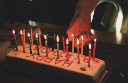 生日祝福语：18岁生日蛋糕祝福语 生日蛋糕卡片祝福语