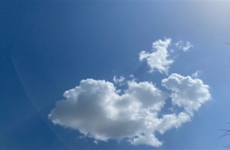 优美句子：看到蓝天白云的天空发朋友圈心情的句子
